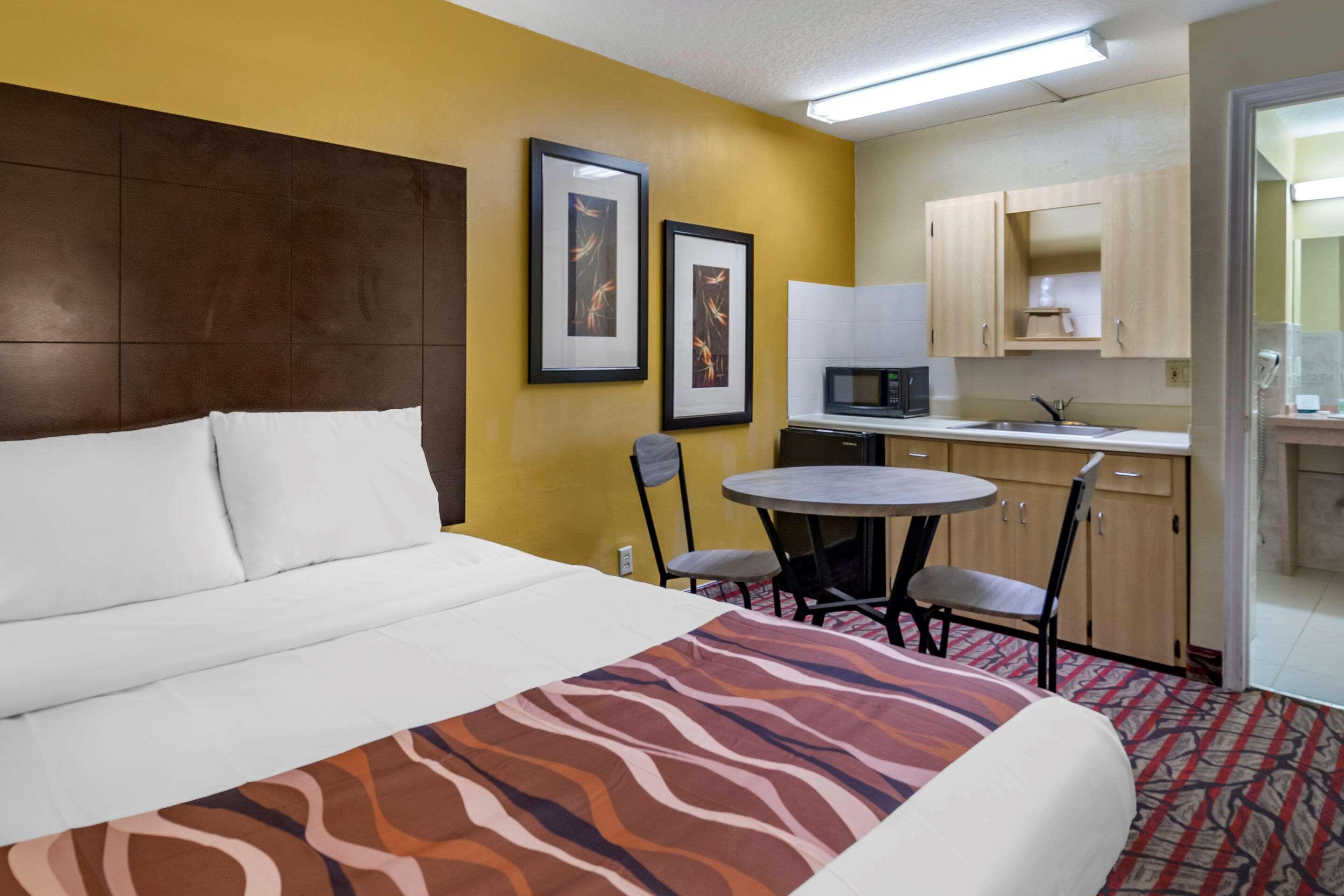 Rodeway Inn Central Clearwater Beach Exterior photo